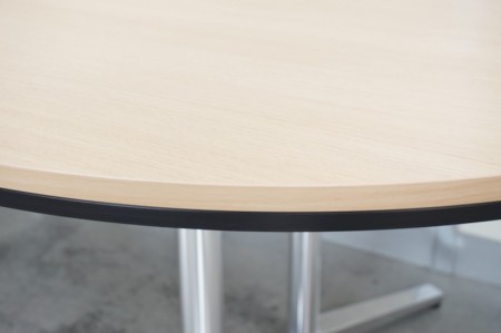 オカムラ ラティオIIシリーズ 2111テーブル〔長円型、ポリッシュ脚、ナチュラル色天板〕