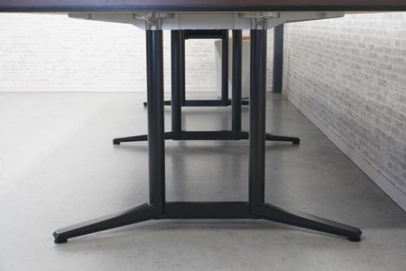 オカムラ ラティオII 3612テーブル〔ブラック脚、天板同色配線ユニット付〕