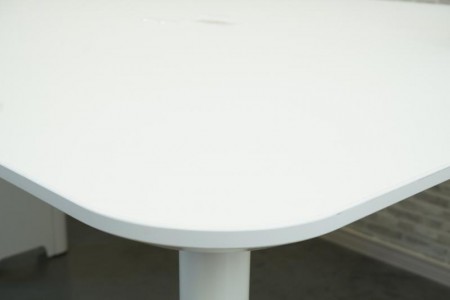 オカムラ ライブス 2812テーブル〔4本・ホワイト脚、コンセント付、ホワイト天板〕