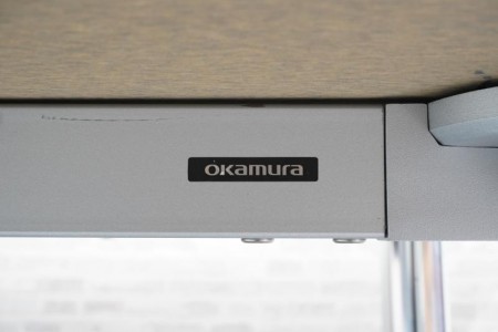 オカムラ ラティオII 3212テーブル〔ポリッシュ脚、天板同色配線ユニット付〕