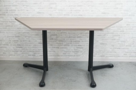 オカムラ アクティアフェロー台形テーブル〔ブラック脚、プライズウッドミディアム天板〕
