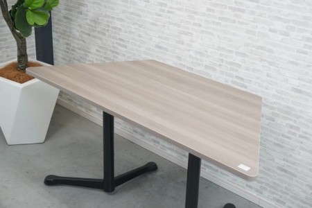 オカムラ アクティアフェロー台形テーブル〔ブラック脚、プライズウッドミディアム天板〕