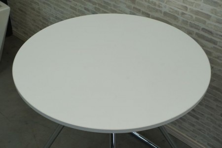 イトーキ i+ 円テーブル〔750Φ、メッキ脚、ホワイト天板〕