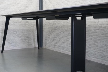 オカムラ ライブス 4812ハイテーブル〔H1000、ブラック脚、プライズウッドミディアム天板〕