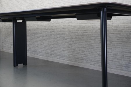 オカムラ ライブス 4812ハイテーブル〔H1000、ブラック脚、プライズウッドミディアム天板〕