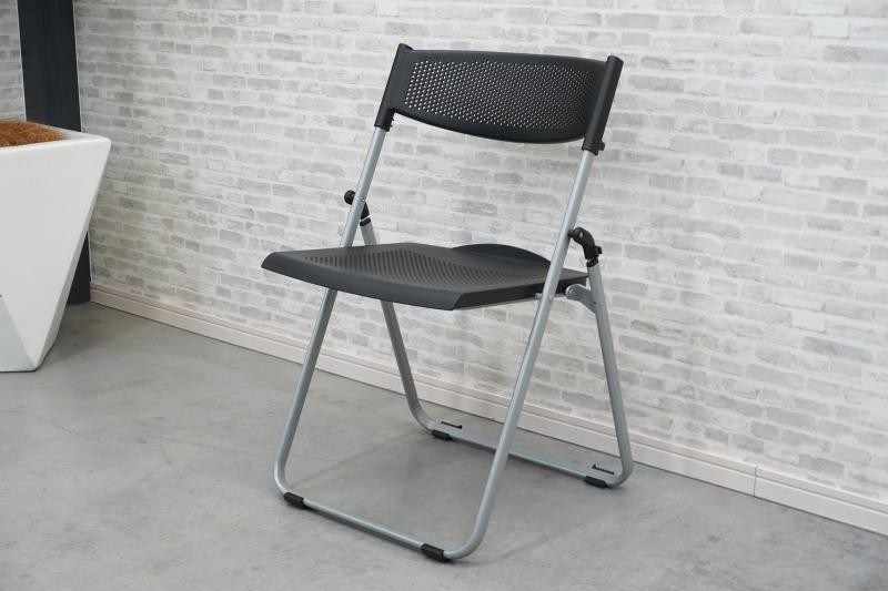 オカムラ 8168A パイプ椅子〔背座樹脂、ブラック〕