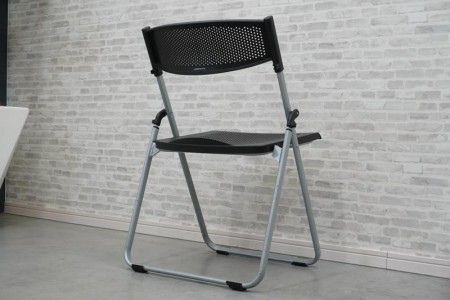 オカムラ 8168A パイプ椅子〔背座樹脂、ブラック〕
