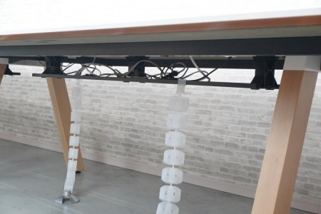 イトーキ アフィーノ 4212テーブル〔W2100×2、木製脚、配線ユニット付、マットホワイト天板〕