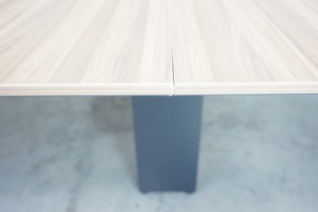 コクヨ SAIBI 3212テーブル〔ポリッシュ脚、配線ユニット付、ライトブラウン天板〕2015年製