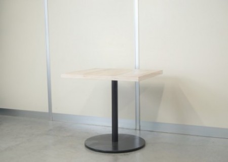 オカムラ アルトピアッツァシリーズ 角テーブル〔W750、ブラック脚、ビンテージエルム色天板〕