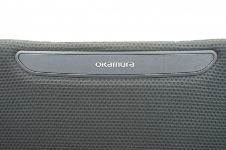 オカムラ コーラルシリーズ OAチェア〔背クッション、ブラックボディ、ポリッシュ脚、可動肘付〕