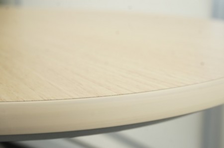 オカムラ ライズフィットIIシリーズ 昇降テーブル〔そら豆型、シルバー脚、ナチュラル天板〕