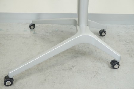 オカムラ ライズフィットIIシリーズ 昇降テーブル〔そら豆型、シルバー脚、ナチュラル天板〕