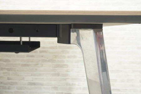 コクヨ サイビシリーズ 1890テーブル〔ポリッシュ脚、配線ユニット付、グレインドミディアム天板〕