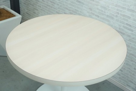 オカムラ アルトピアッツァ 円テーブル〔900Φ、ホワイト脚、プライズウッドライト天板〕