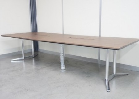 オカムラ ラティオII 3212テーブル〔ポリッシュ脚、配線ユニット付、ブラウン天板〕 2016年製