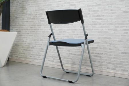オカムラ 8168A パイプ椅子〔背樹脂/座パッドタイプ〕