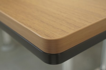オカムラ ラティオIIシリーズ 2111テーブル〔ポリッシュ脚、配線ユニット付、ブラウン色天板〕