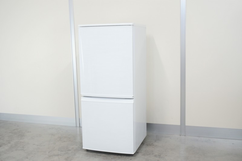 シャープ 冷凍冷蔵庫〔ノンフロン、137L〕 *2013年製 | 株式会社 