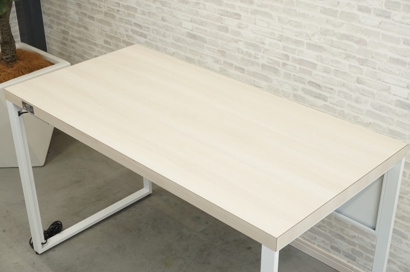 オカムラ アルトピアッツァシリーズ 1260ワークテーブル〔ホワイト脚、コンセントユニット付〕